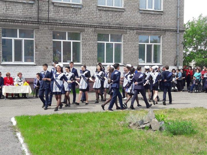 Торжественная линейка "Последний звонок"