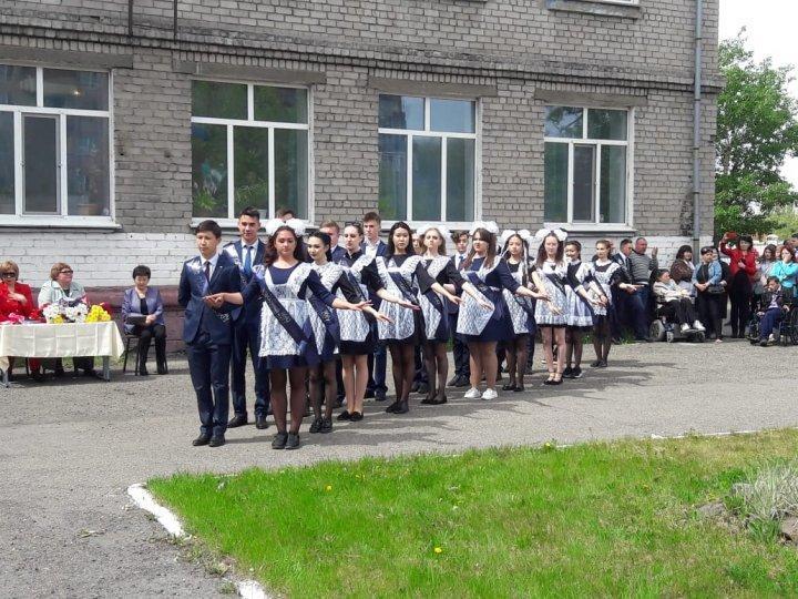 Торжественная линейка "Последний звонок"